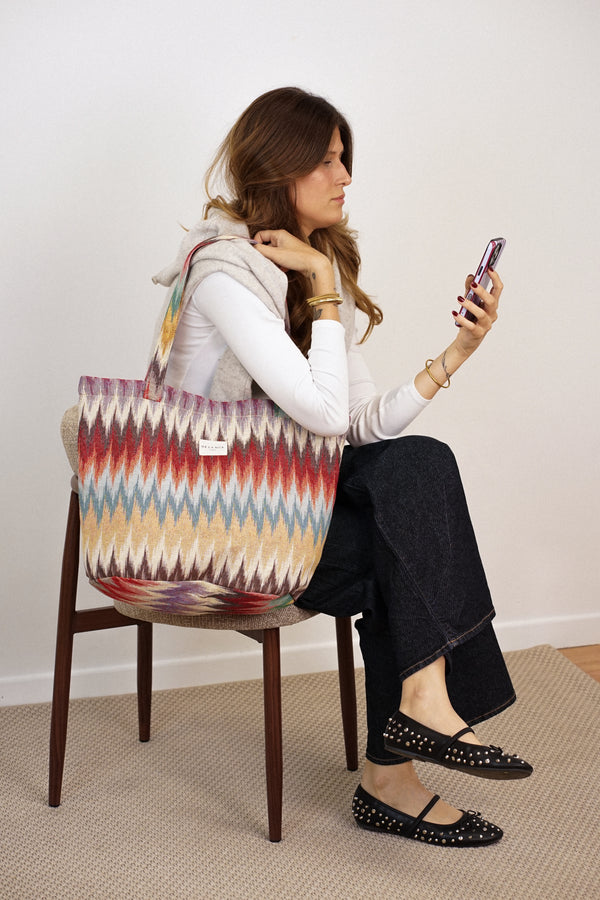 Bolsa grande con cremallera Guana, estampado en beige, negro, marrón, vista frontal — De La Mur