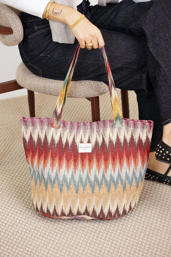 Bolsa grande con cremallera Guana, estampado en beige, negro, marrón, vista en uso — De La Mur