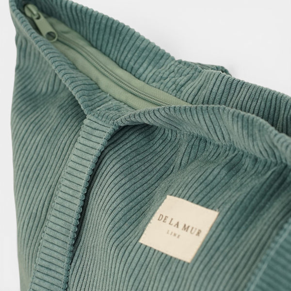 Bolsa grande con cremallera Jade, acabado verde jade, detalle del producto — De La Mur