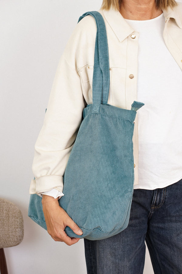 Bolsa grande con cremallera Jade, acabado verde jade, vista en uso — De La Mur