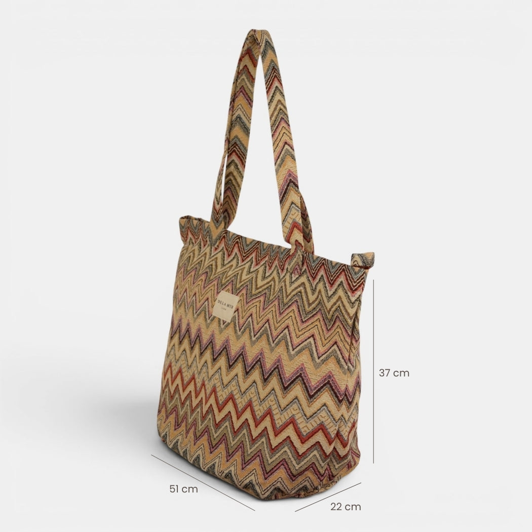 Bolsa grande con cremallera Kers, estampado en negro, beige, marrón, detalle del material y el acabado — De La Mur