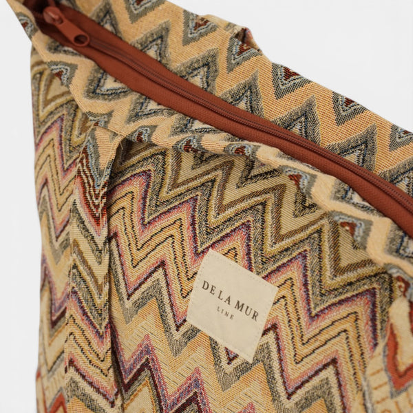 Bolsa grande con cremallera Kers, estampado en negro, beige, marrón, detalle del producto — De La Mur