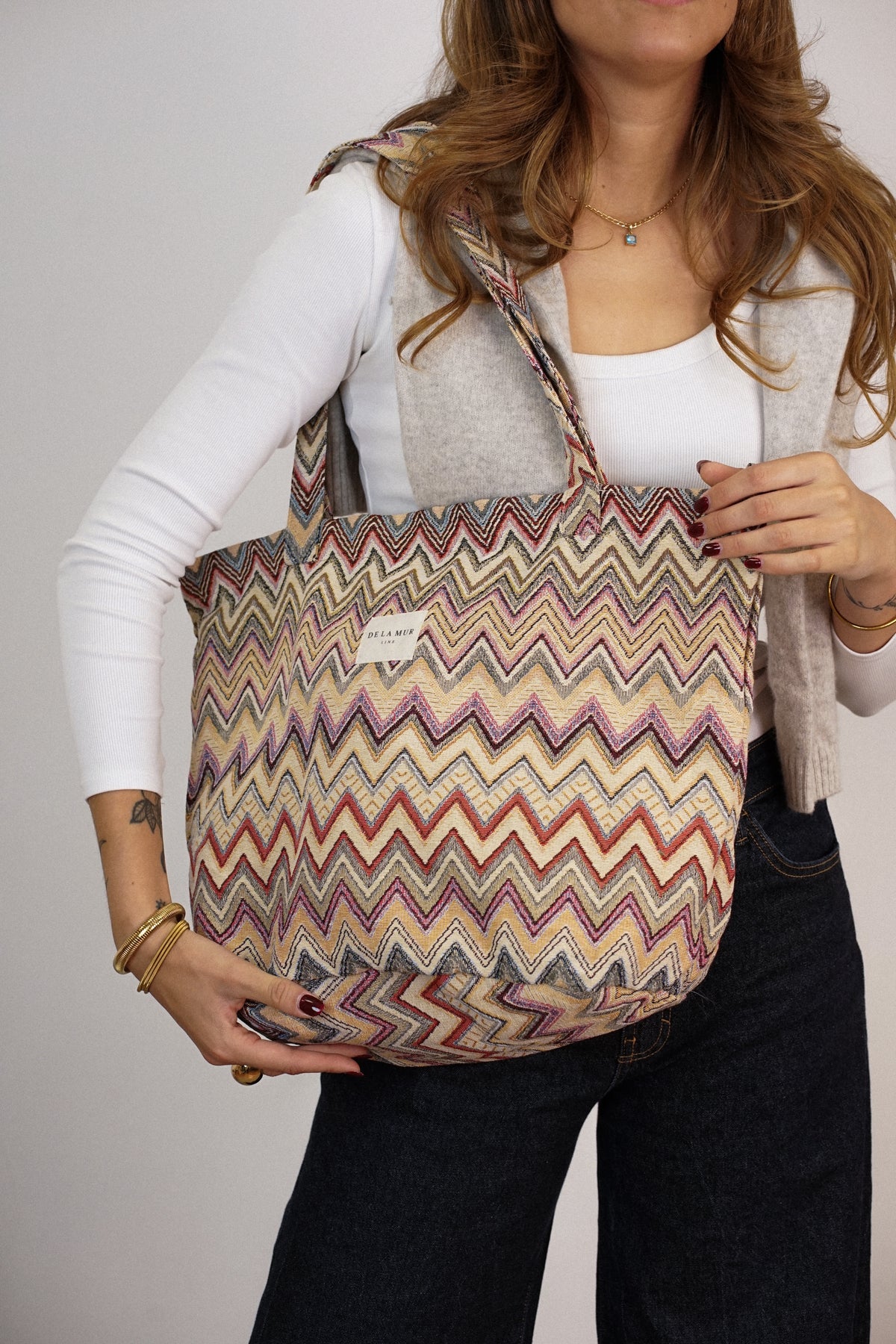 Bolsa grande con cremallera Kers, estampado en negro, beige, marrón, vista en uso — De La Mur