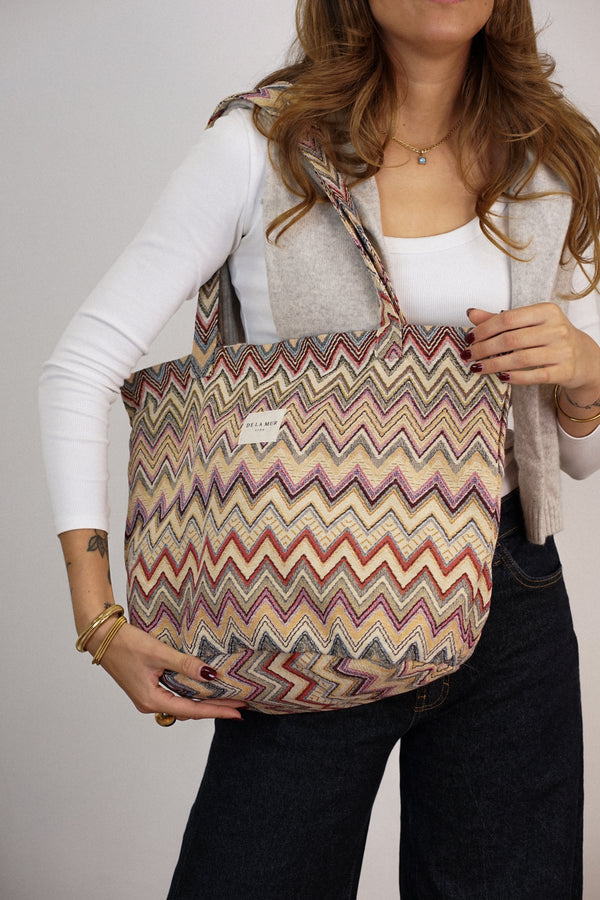 Bolsa grande con cremallera Kers, estampado en negro, beige, marrón, vista en uso — De La Mur