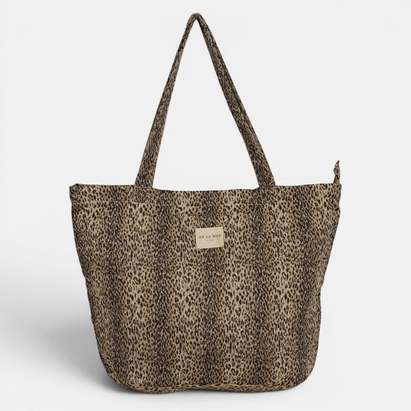 Bolsa grande con cremallera Leo, estampado en negro, beige, marrón, detalle del estampado y el material — De La Mur