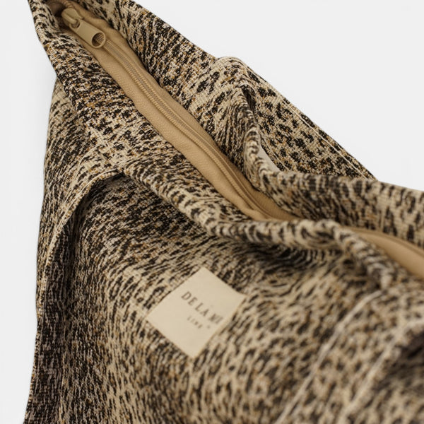 Bolsa grande con cremallera Leo, estampado en negro, beige, marrón, detalle del producto — De La Mur