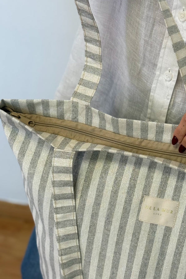 Bolsa grande con cremallera Lugris, estampado en blanco, gris, azul, detalle del producto — De La Mur