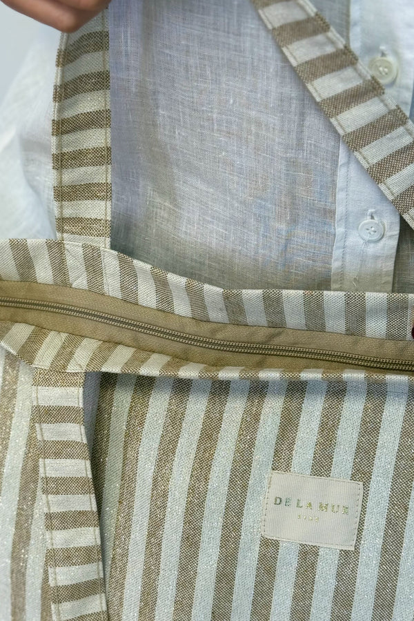 Bolsa grande con cremallera Lumos, estampado en beige, blanco, detalle del producto — De La Mur