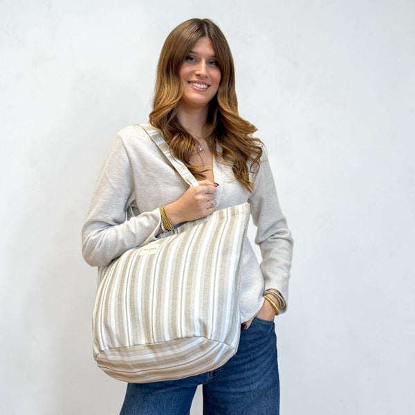 Bolsa grande con cremallera Malik, estampado en beige, marrón, blanco, vista en uso — De La Mur