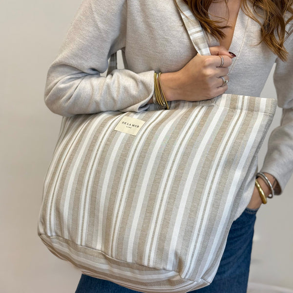 Bolsa grande con cremallera Malik, estampado en beige, marrón, blanco, detalle del producto — De La Mur