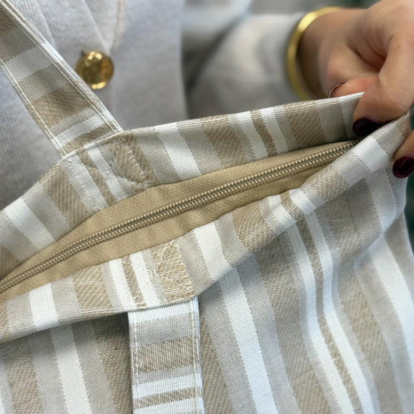 Bolsa grande con cremallera Malik, estampado en beige, marrón, blanco, detalle del producto — De La Mur