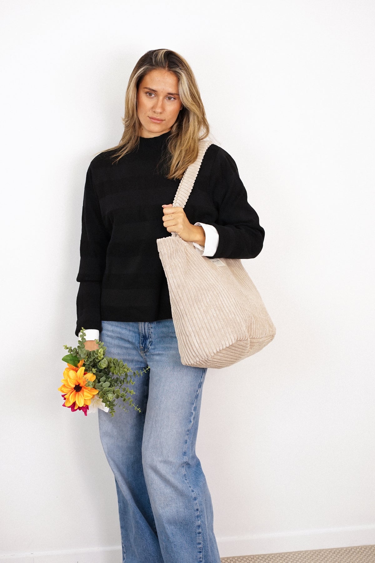 Bolsa grande con cremallera Moka, estampado en beige, negro, naranja, vista en uso — De La Mur