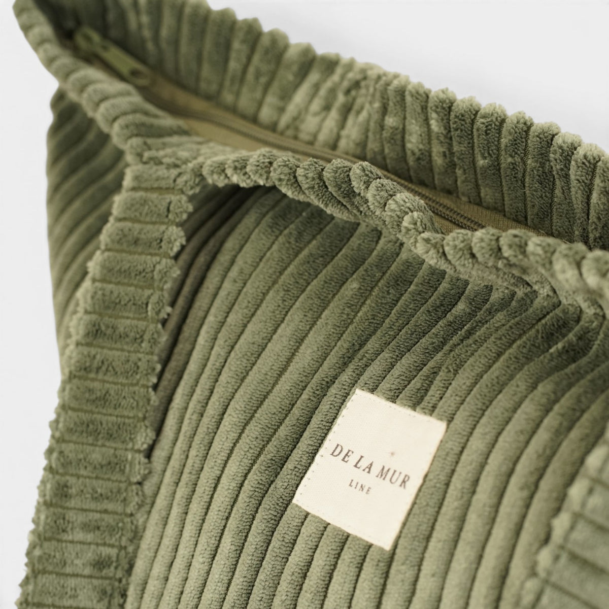 Bolsa grande con cremallera Musgo, acabado verde musgo, detalle del producto — De La Mur