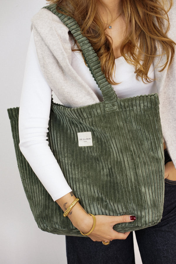 Bolsa grande con cremallera Musgo, acabado verde musgo, vista en uso — De La Mur