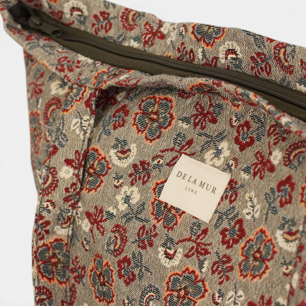 Bolsa grande con cremallera Nira, estampado en beige, azul, negro, detalle del producto — De La Mur