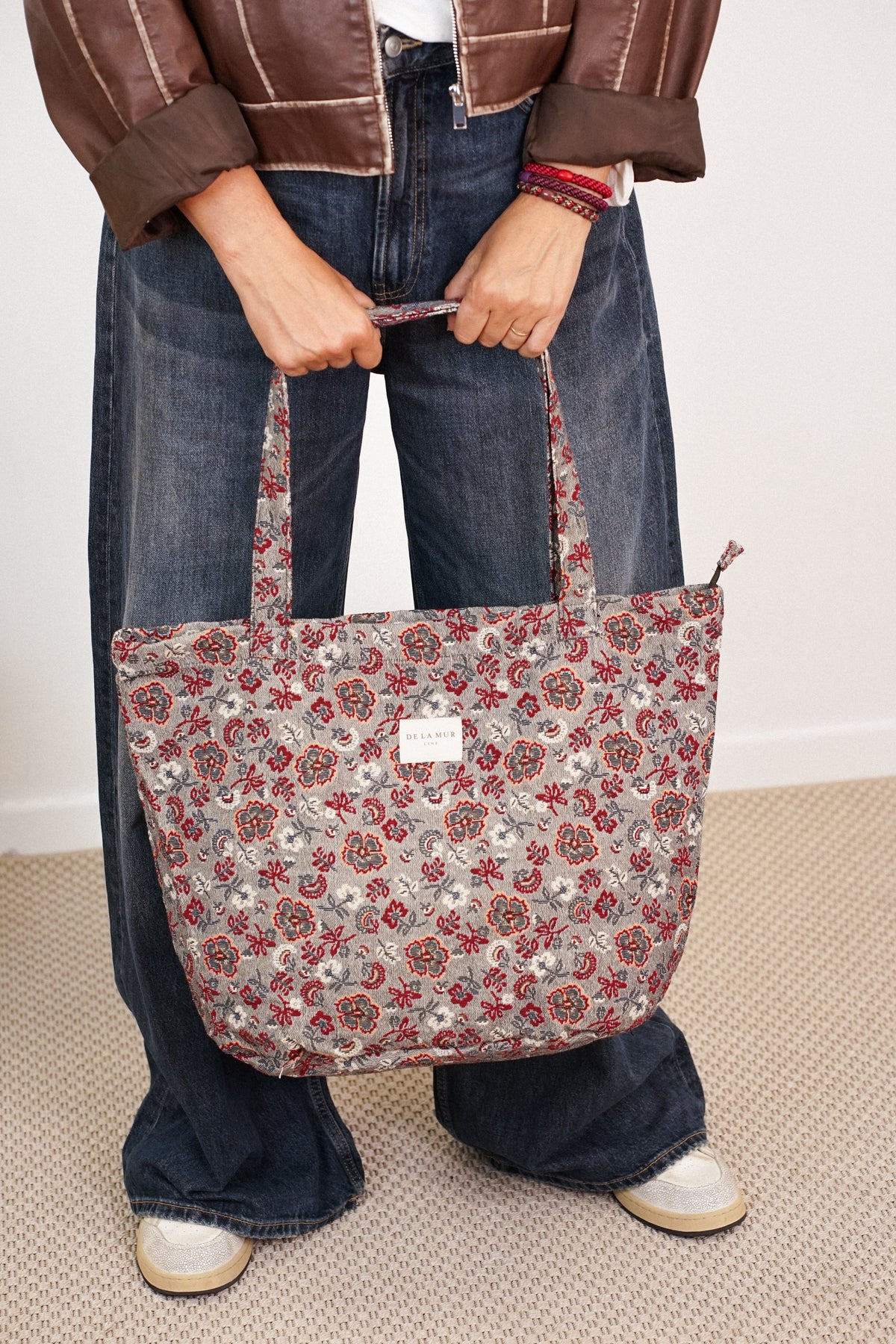 Bolsa grande con cremallera Nira, estampado en beige, azul, negro, vista frontal — De La Mur