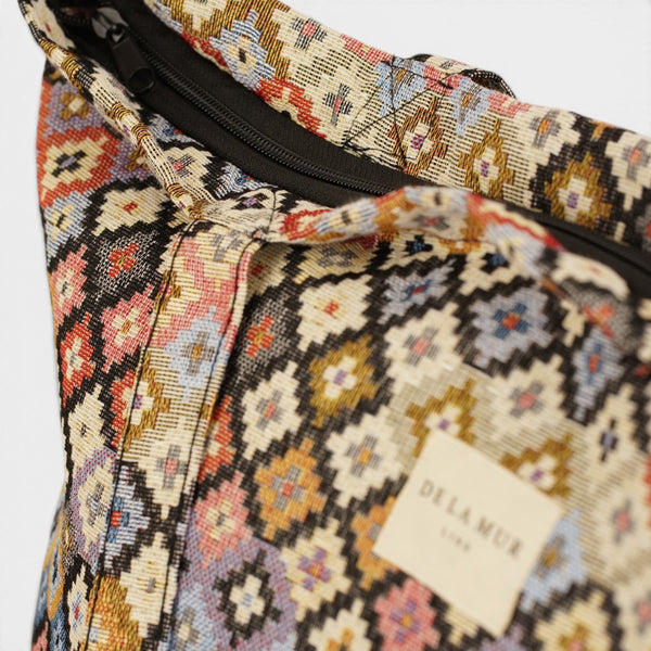 Bolsa grande con cremallera Ore, estampado en blanco, negro, azul, detalle del producto — De La Mur