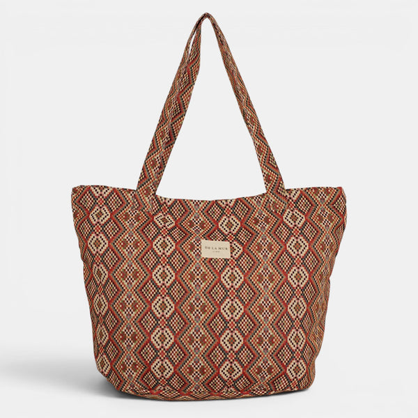 Bolsa grande con cremallera Otto, estampado en beige, blanco, rojo, detalle del estampado y el material — De La Mur