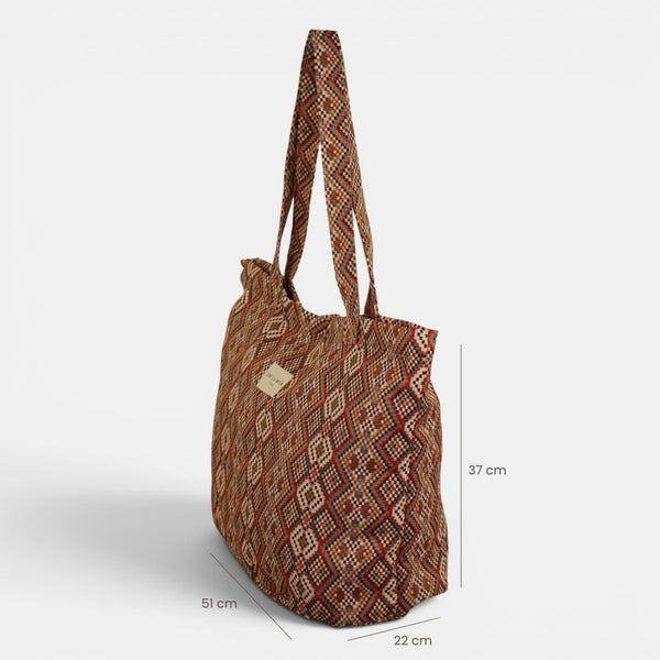 Bolsa grande con cremallera Otto, estampado en beige, blanco, rojo, detalle del material y el acabado — De La Mur