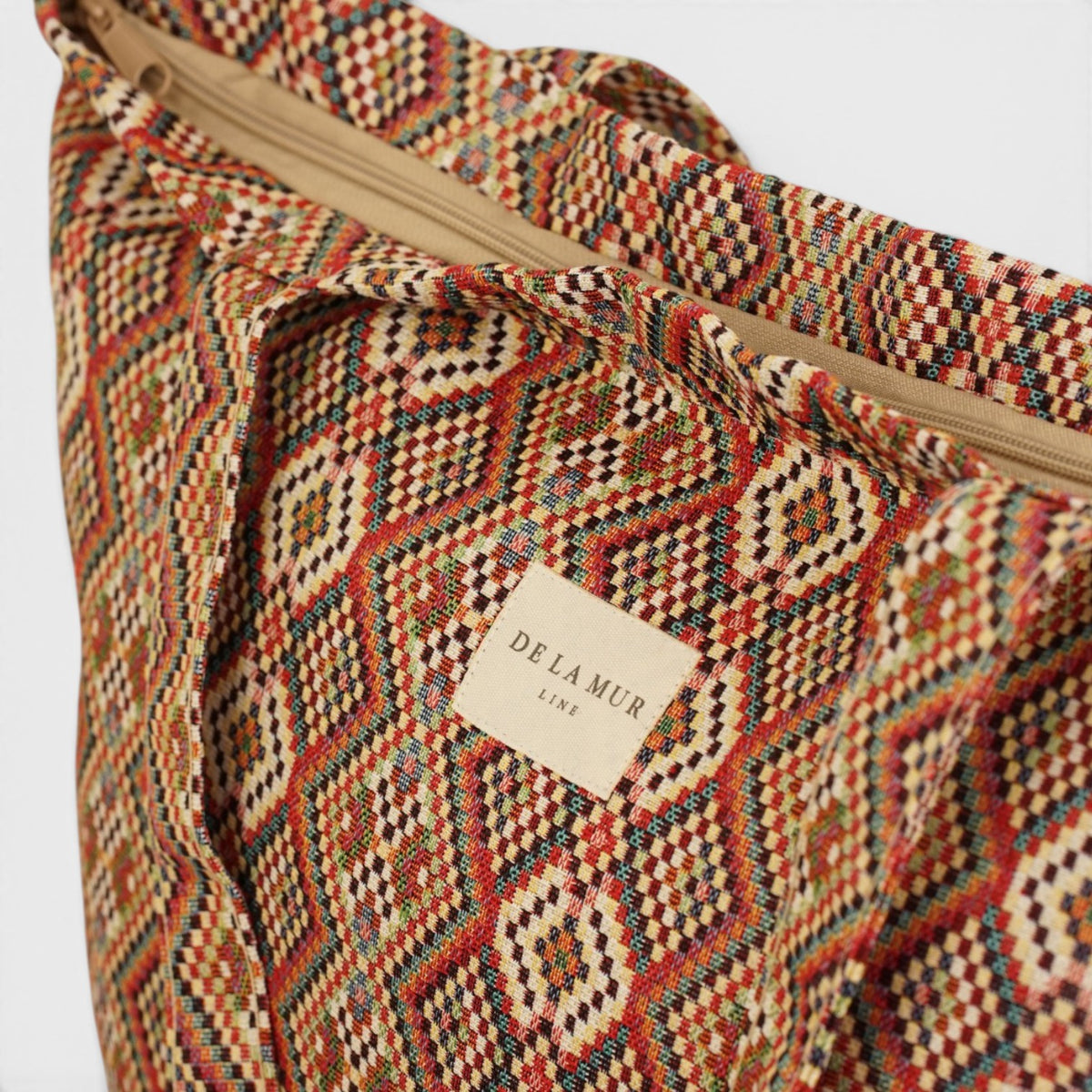 Bolsa grande con cremallera Otto, estampado en beige, blanco, rojo, detalle del producto — De La Mur