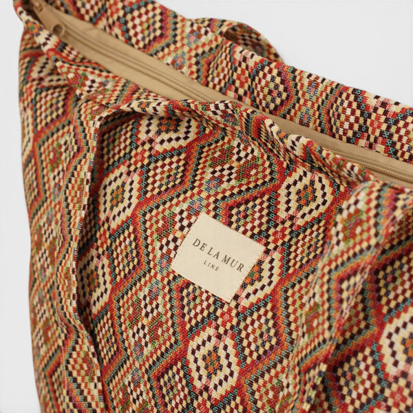 Bolsa grande con cremallera Otto, estampado en beige, blanco, rojo, detalle del producto — De La Mur