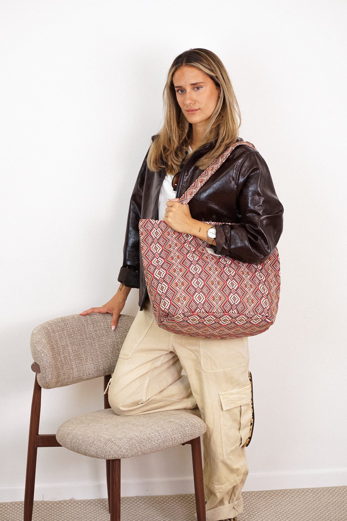 Bolsa grande con cremallera Otto, estampado en beige, blanco, rojo, vista frontal — De La Mur