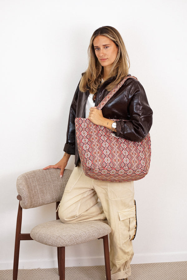 Bolsa grande con cremallera Otto, estampado en beige, blanco, rojo, vista frontal — De La Mur