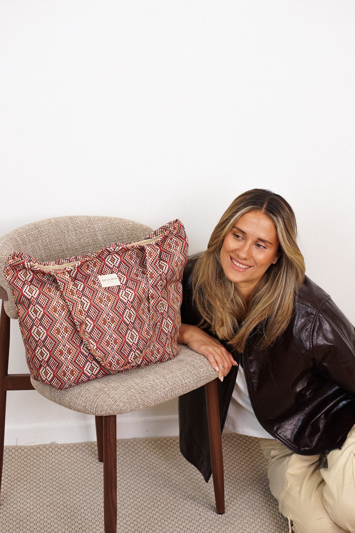 Bolsa grande con cremallera Otto, estampado en beige, blanco, rojo, vista en uso — De La Mur