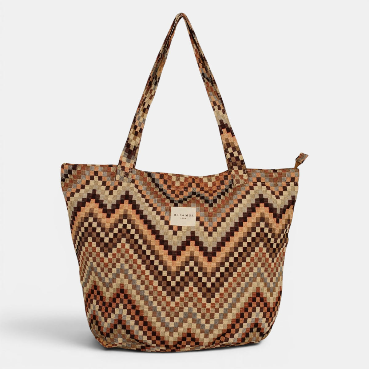 Bolsa grande con cremallera Pier, estampado en beige, marrón, terracota, detalle del estampado y el material — De La Mur