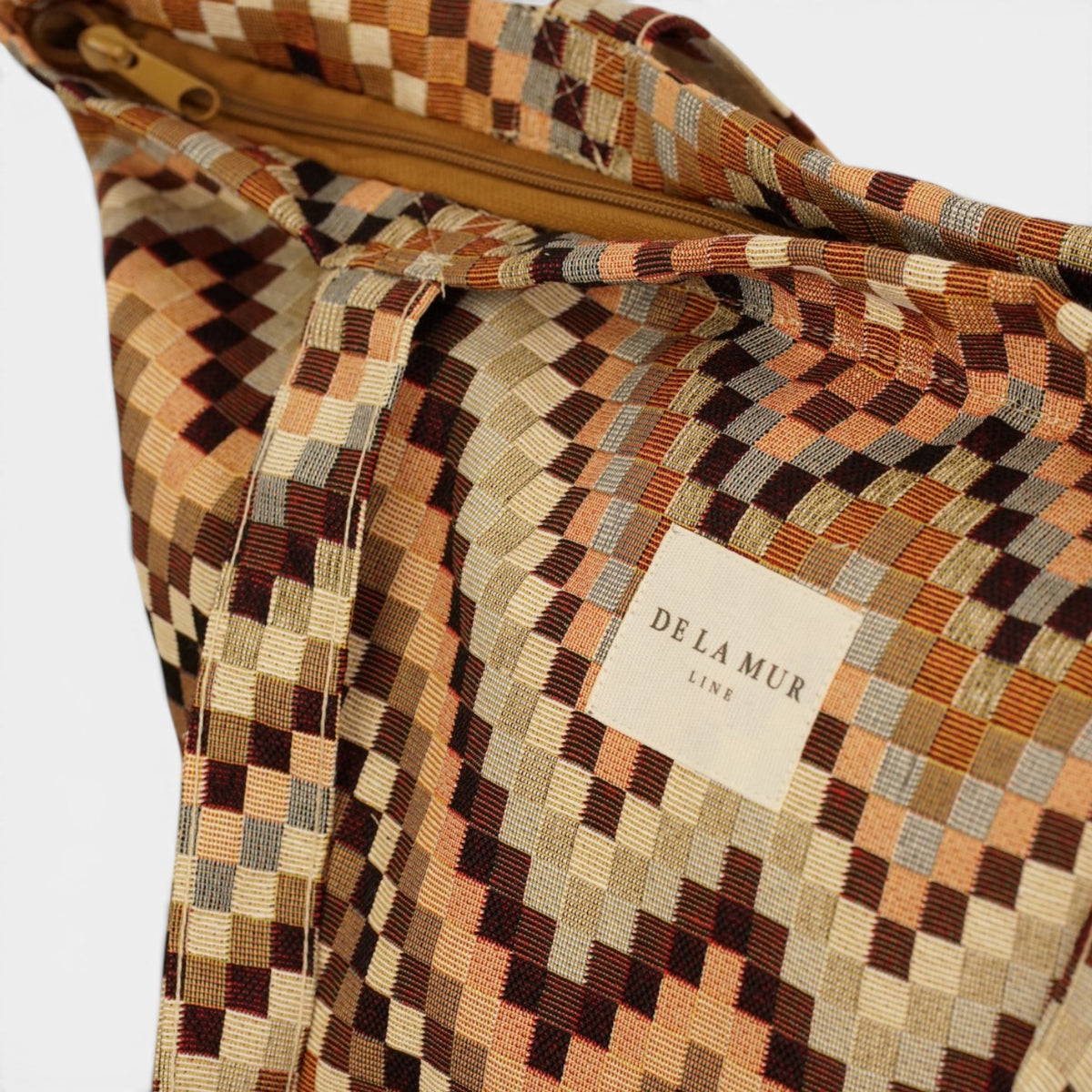 Bolsa grande con cremallera Pier, estampado en beige, marrón, terracota, detalle del producto — De La Mur