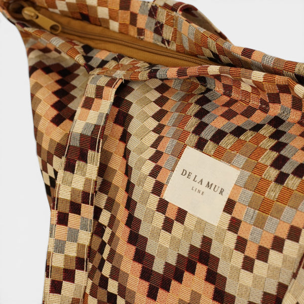 Bolsa grande con cremallera Pier, estampado en beige, marrón, terracota, detalle del producto — De La Mur