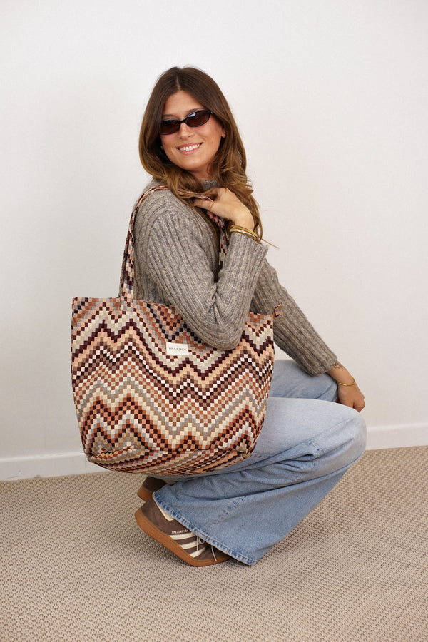 Bolsa grande con cremallera Pier, estampado en beige, marrón, terracota, vista frontal — De La Mur