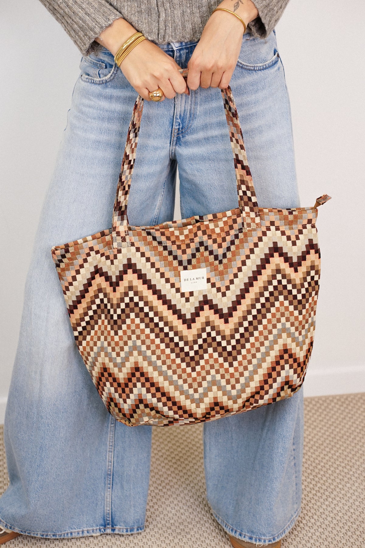 Bolsa grande con cremallera Pier, estampado en beige, marrón, terracota, vista en uso — De La Mur