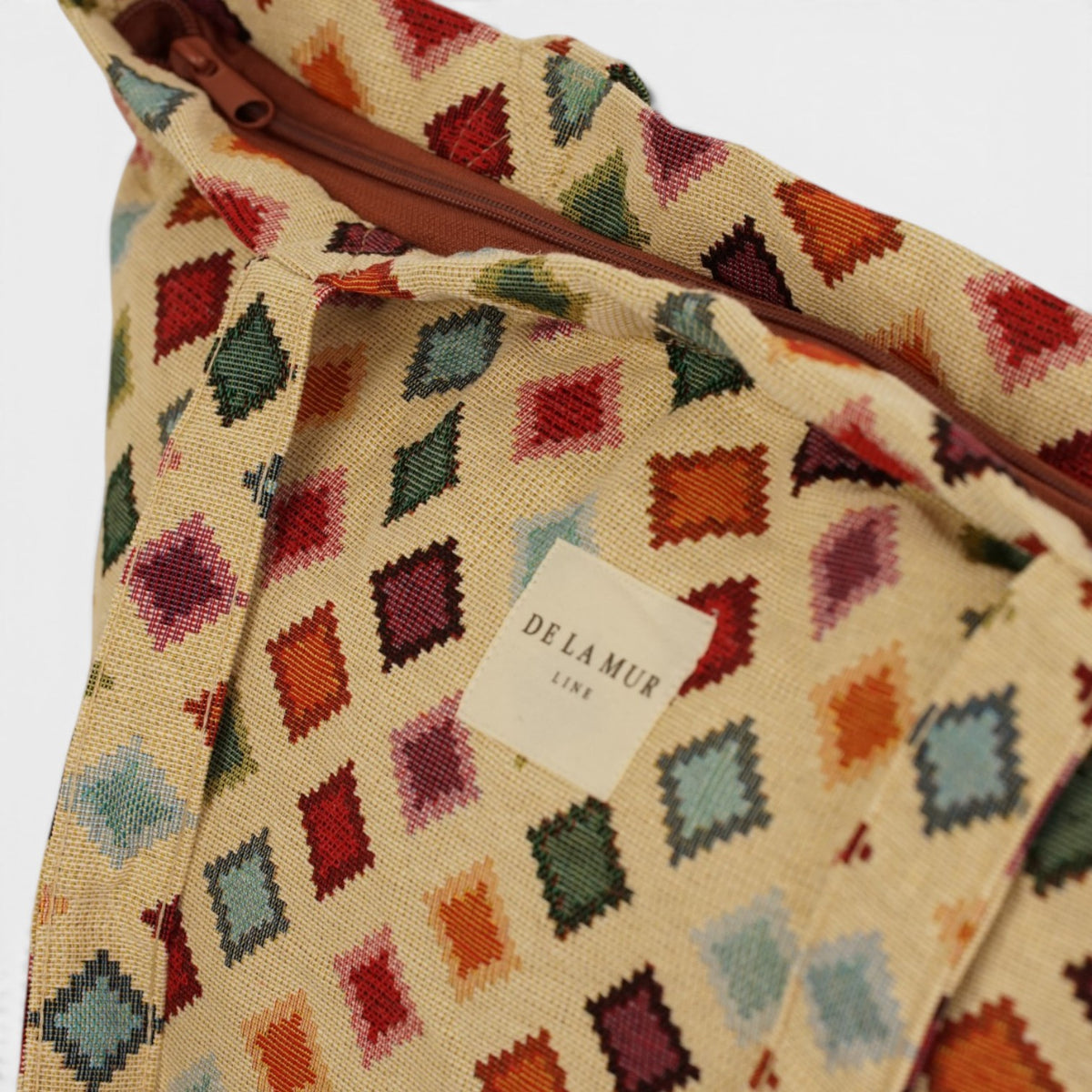 Bolsa grande con cremallera Zac, estampado en beige, azul, blanco, detalle del producto — De La Mur