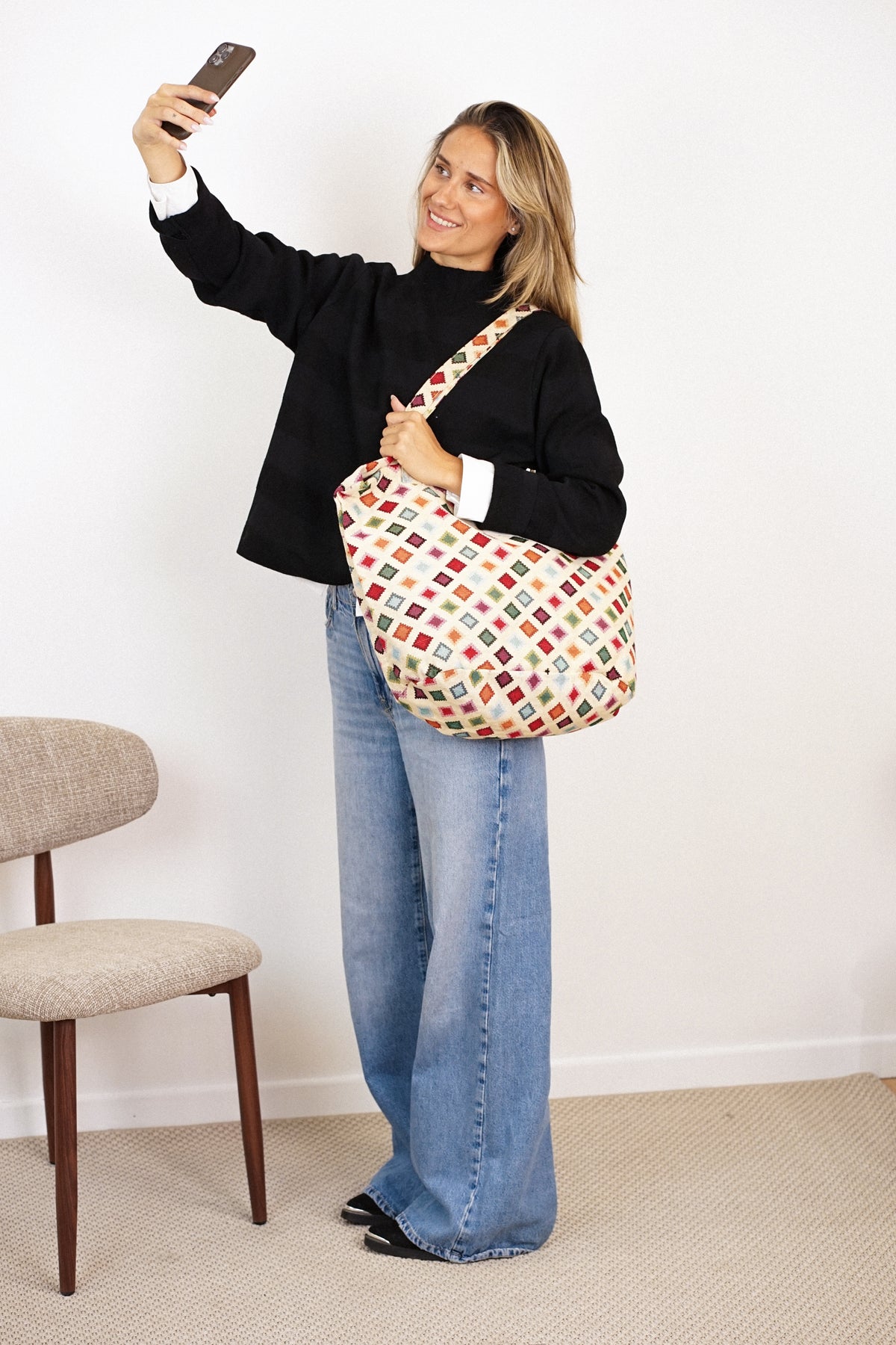 Bolsa grande con cremallera Zac, estampado en beige, azul, blanco, vista frontal — De La Mur