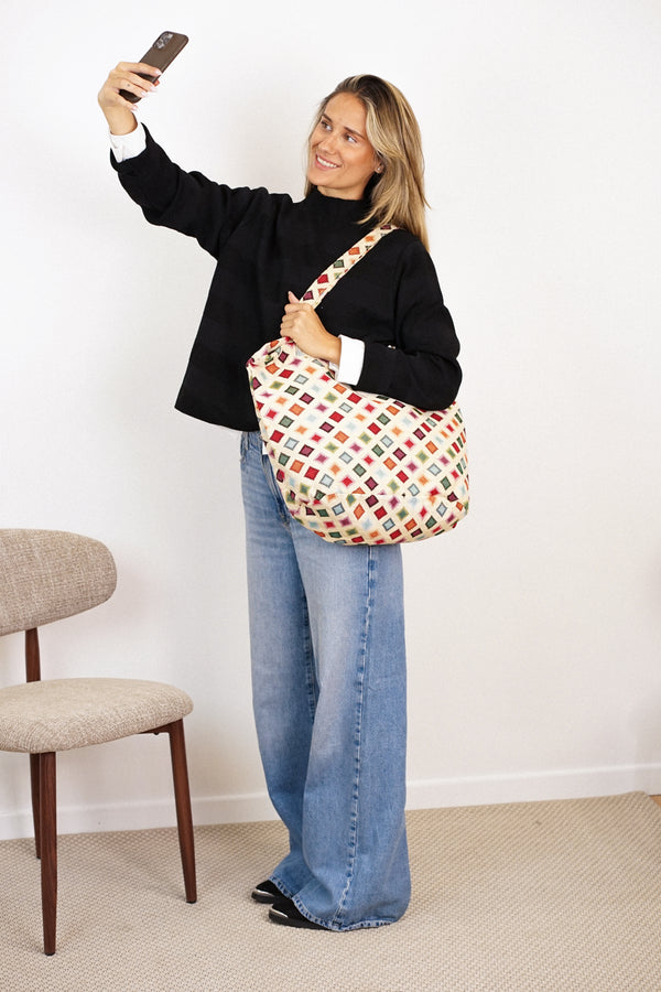 Bolsa grande con cremallera Zac, estampado en beige, azul, blanco, vista frontal — De La Mur