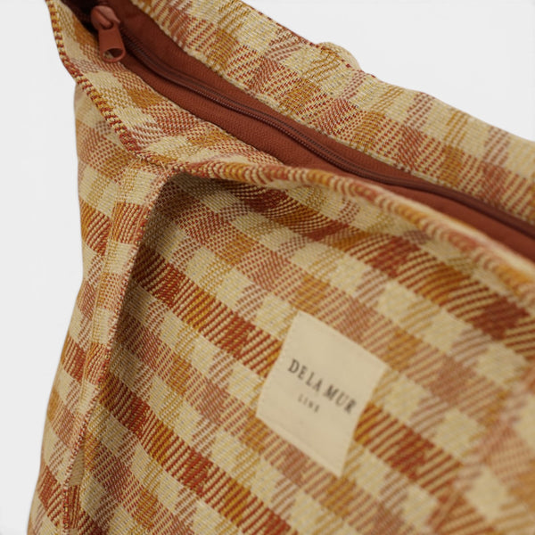 Bolsa grande con cremallera Zia, estampado en beige, marrón, rojo, detalle del producto — De La Mur
