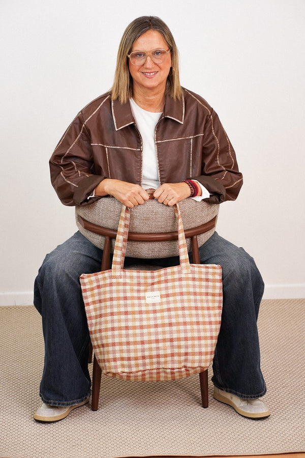 Bolsa grande con cremallera Zia, estampado en beige, marrón, rojo, vista frontal — De La Mur