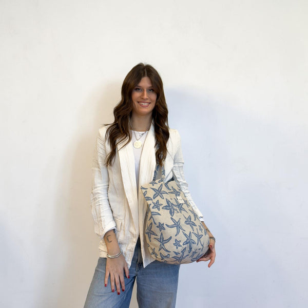 Bolsa grande Estel, estampado en gris, marrón, azul, vista en uso — De La Mur