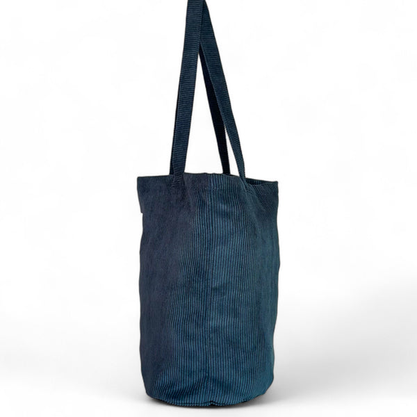 Bolsa grande Ibiza, estampado en azul, blanco, negro, vista en uso — De La Mur