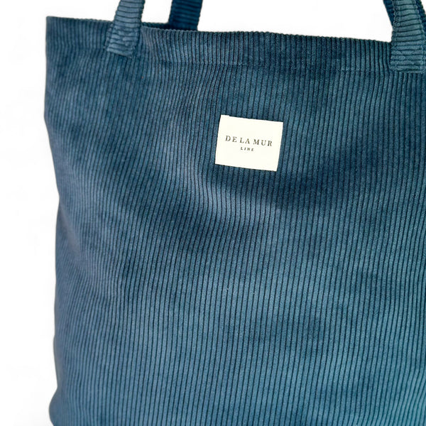 Bolsa grande Ibiza, estampado en azul, blanco, negro, detalle del estampado y el material — De La Mur