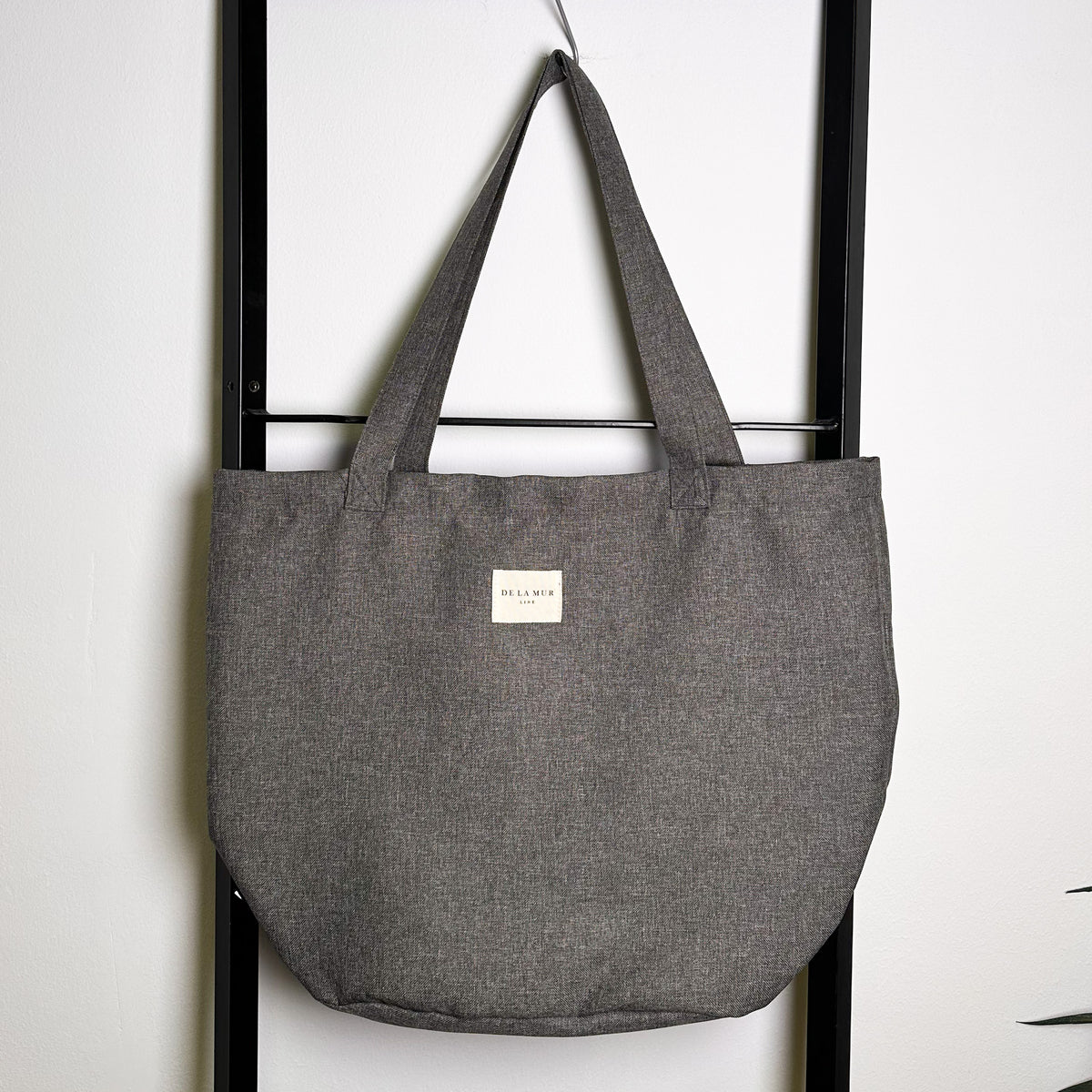 Bolsa grande Iglu, estampado en gris, blanco, amarillo, vista frontal — De La Mur