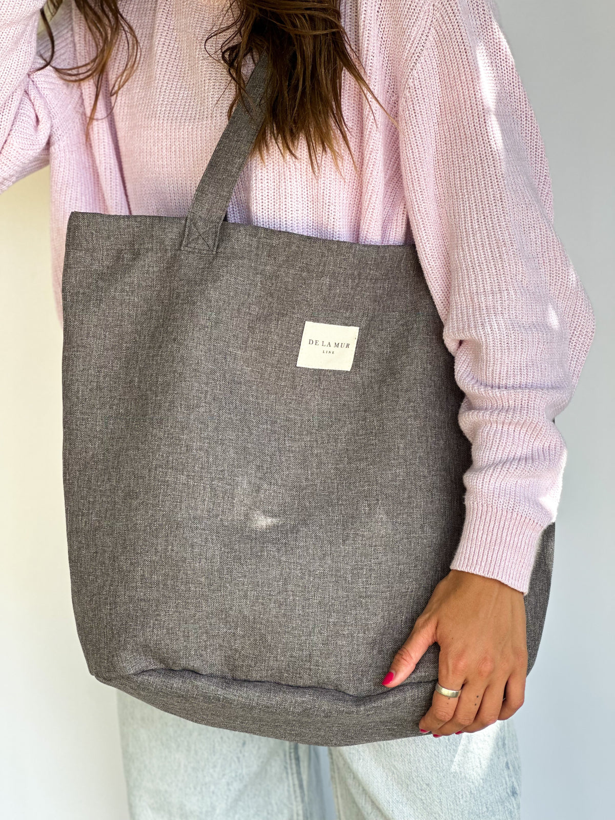 Bolsa grande Iglu, estampado en gris, blanco, amarillo, detalle del estampado y el material — De La Mur