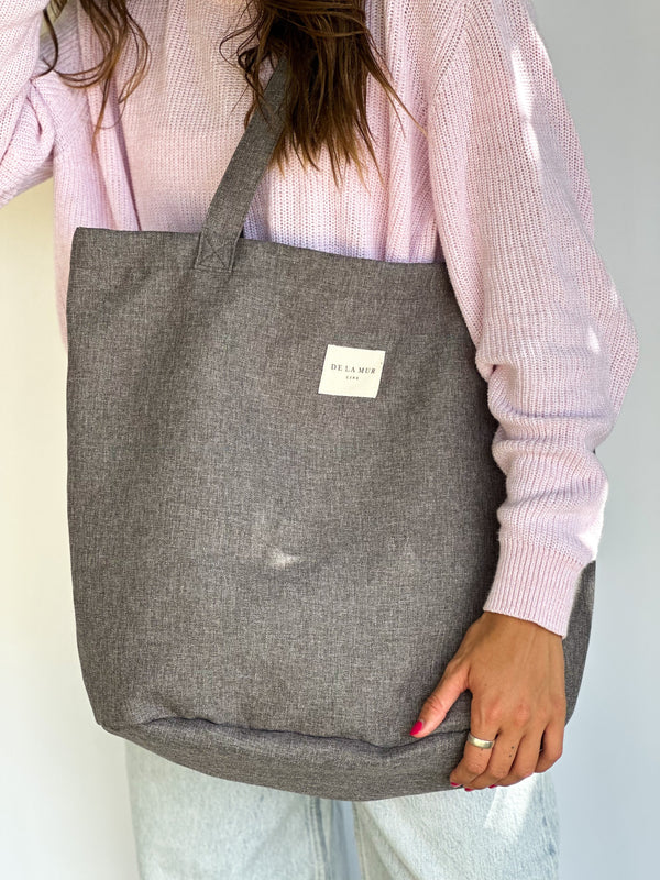 Bolsa grande Iglu, estampado en gris, blanco, amarillo, detalle del estampado y el material — De La Mur
