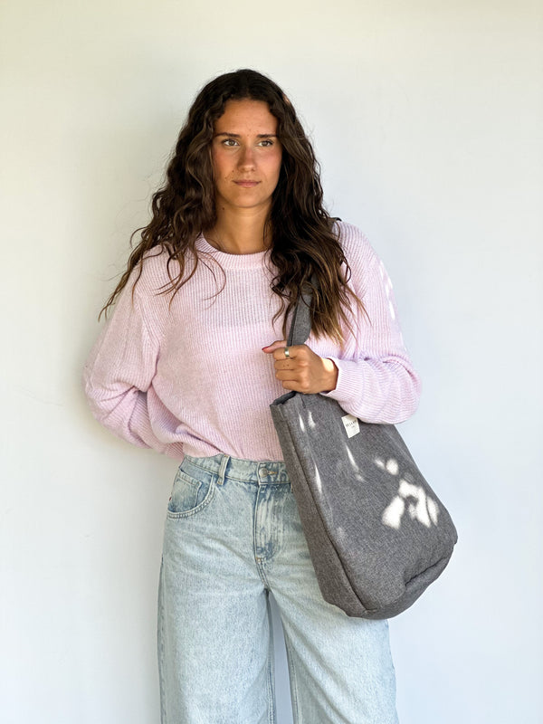 Bolsa grande Iglu, estampado en gris, blanco, amarillo, vista en uso — De La Mur