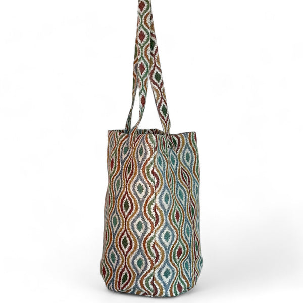 Bolsa grande Ori, estampado en blanco, marrón, beige, vista en uso — De La Mur