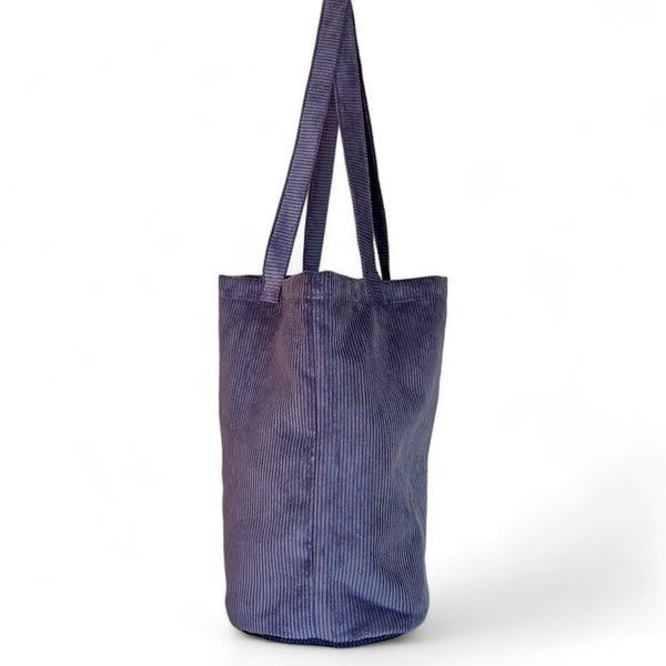 Bolsa grande Pur, estampado en azul, blanco, lila, vista en uso — De La Mur