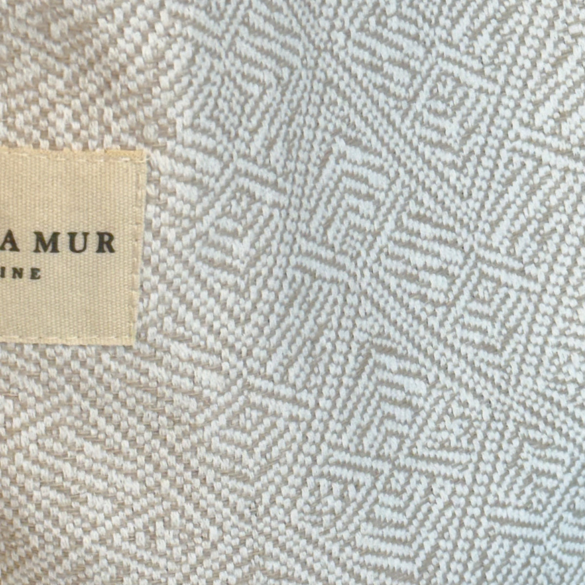 Bolsa grande Roca, estampado en beige, blanco, marrón, detalle del material y el acabado — De La Mur
