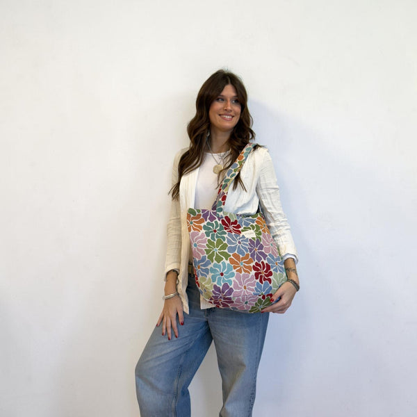 Bolsa grande Rune, estampado en gris, beige, rojo, vista en uso — De La Mur