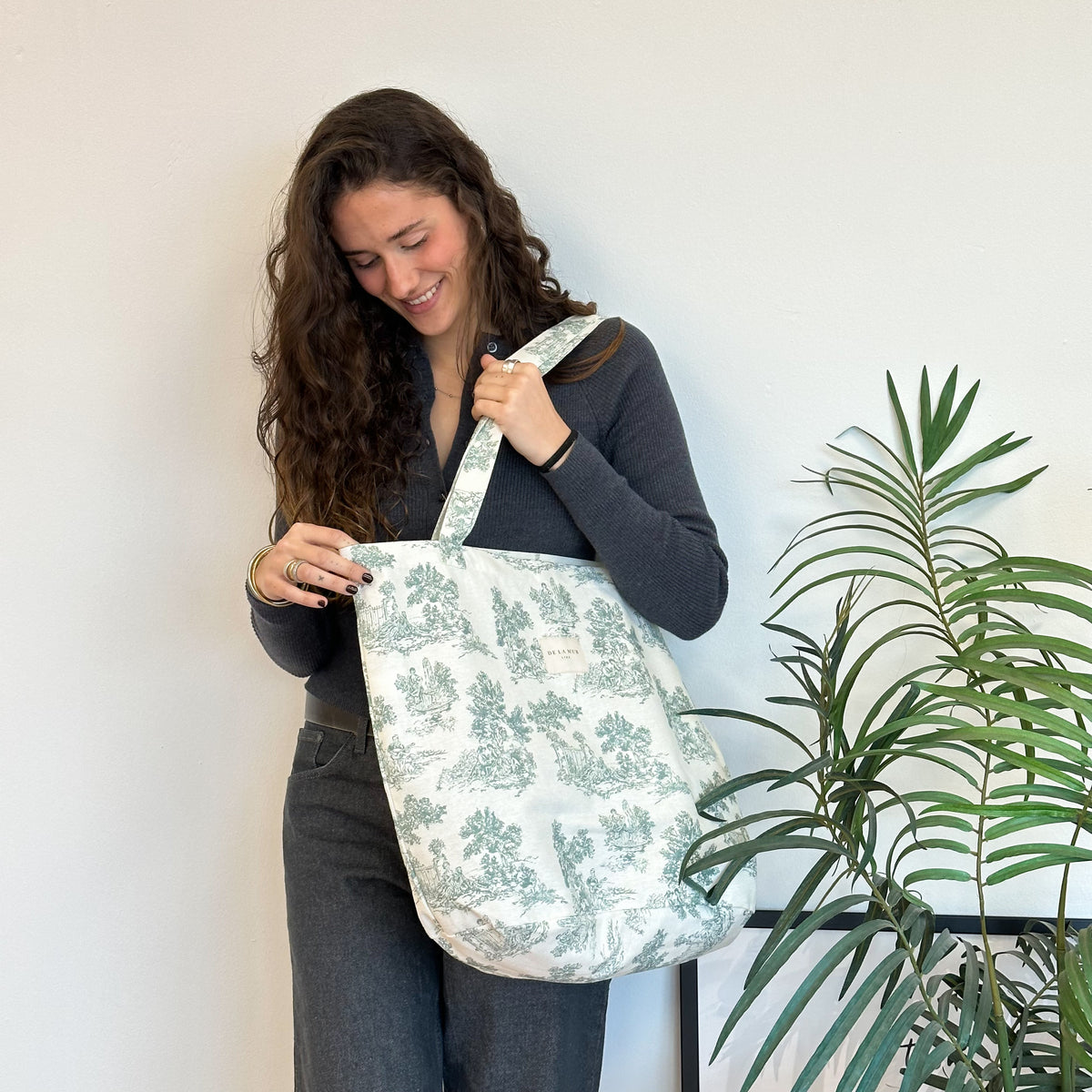 Bolsa grande Toy4, estampado en beige, marrón, gris, vista en uso — De La Mur
